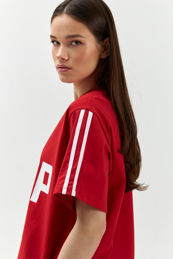 Футболка с принтом красная